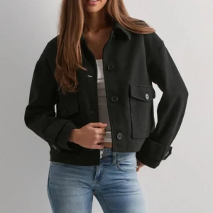 Svart jacka - Precis som ny, använd max 1-2 gånger.