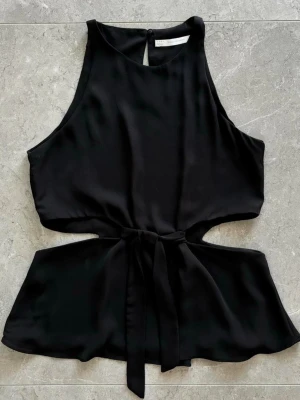 Fest topp med ”cut-out” - Fest topp från Zara med cut-out i midjan, såå snygg!! 🤍storlek l men passar också en m 