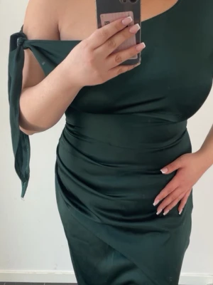 Mörkgrön oneshoulder klänning Emery Rose - Strl L passar som M, helt oanvänd med prislapp 