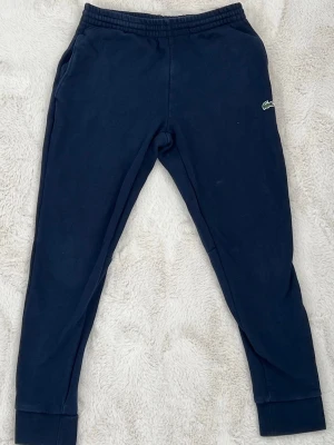 Mörkblå slim fit mjukisbyxor Lacoste - Passar bra till S! 