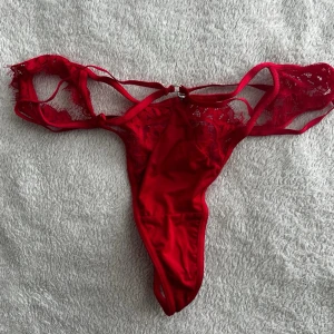 Röda stringtrosor med spets och strass - Brook thong. Ny pris 179kr.