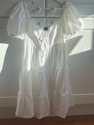 Vit sommarklänning med puffärm - Söt vit klänning med puffärmar. Perfekt för skolavslutning eller student. Använd 1 gång💕