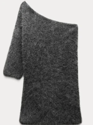 Mörkgrå stickad oneshoulder topp - Säljer en mörkgrå stickad topp med oneshoulder-design. Toppen har en trekvarts ärm på ena sidan och är ärmlös på andra, vilket ger en unik och trendig look. Perfekt för dig som vill sticka ut med en cool och mysig stil. Köpt från Zara.