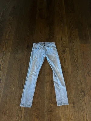 Jack and Jones - Waist: 31| Length: 32| Mått Längd: 102cm-Midja: 38cm-Benöppning: 17cm. Skriv vid minsta funderingar👍🌟 