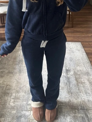 Lågmidjade mjukis - Lågmidjade mjukisbyxor från Gina Tricot i TALL modell. Inga defekter förutom att resåren i midjan har vridits. Ingenting som syns tydligt och går möjligtvis att fixa