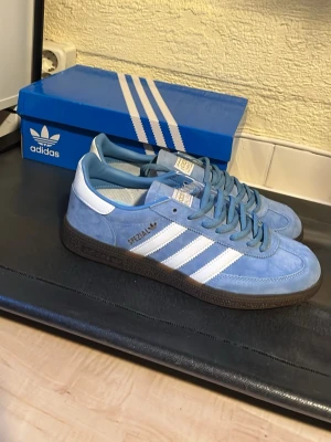 Adidas Spezial blåa sneakers - Helt nya med box, priset kan diskuteras