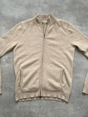 100% Cashmere tröja från Gobi - Gobi Cashmere tröja . Cashmere från speciella får i bergien av mongoliet.Jätte bra skick,100% Cashmere.Storlek XS kan passa större.Jätte bra skick.Nypris 2999kr vårt pris 1199. 🧥💛