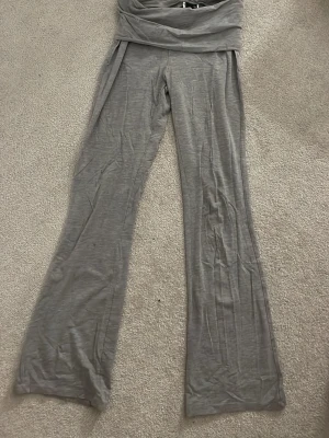 Går yoga pants  - Säljer ett par grå yoga pants som går att vika ner i midjan. De är i fint skick. Säljer på grund av att dom är för korta (är 165)💕