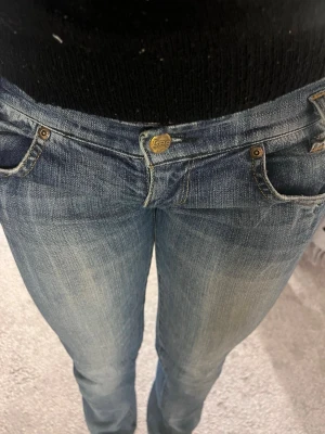 Blå low waist jeans från Lee - Säljer ett par blå jätte low waist jeans från Lee med snygg slitning. Säljer dessa så jag börjat tröttna på dom och dom inte passar min kropp helt! Jag normalt sätt 34-36 i jeans och skulle säga att jeansen passar för dig som är 160-167. Dessa finns ej att köpa längre så kommer sälja lite dyrare då dom är eftertraktade! Pris kan diskuteras💕