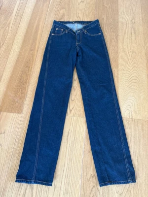Mörkblå lågmidjade v formad midja jeans Zara - Otroligt snygga jeans med låg midja i v form. Vida / raka ben. Storlek 32, använda 1 gång