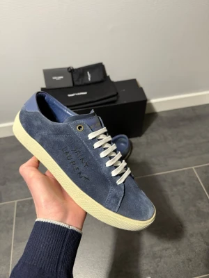 Saint Laurent 06 - Saint Laurent 06, storlek 40, skick 9,5/10 som nya, väldigt sällsynt och eftertraktad färg som inte går att få tag på längre, allt og medföljer vid köp, box dustbags samt kort, vid funderingar hör av er. 