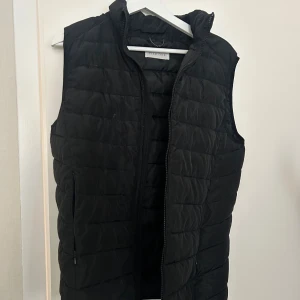 Svart dunväst från pier one - Snygg svart dunväst från pier one 