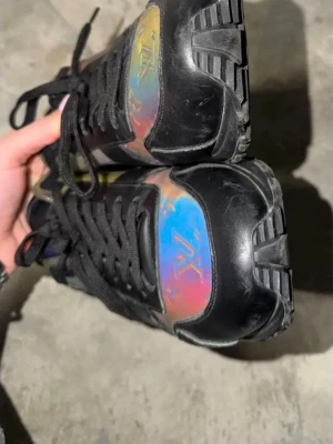 LV Runaway - Har ett par LV Runaway skor i storlek 42. Galet snygga & bekväma. Avända typ 3gånger. Säljs på grund av att jag behöver pengar. Låda och allt medföljs. Kan mötas upp inom östergötland.