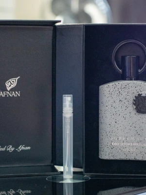 Afnan Supremacy Collector's Edition 5ml - Afnan Supremacy Collector's Edition – 5 ml💎 En av de bästa och mest hyllade klonerna av Creed Aventus Absolu! Fruktig pineapple i öppningen, rökig djup och massor av karisma. Mer smooth, versatile och långvarig än många andra Aventus-varianter – perfekt för vardag och fest. Ca 60–70 sprays – räcker gott för att testa ordentligt under flera veckor. Pris: 69 kr.