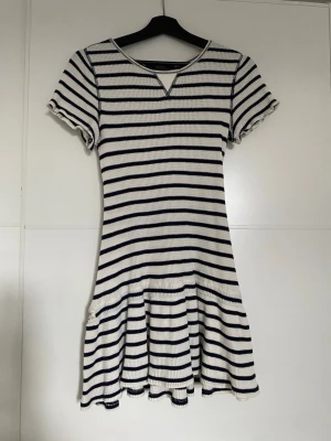 Ralph Lauren klänning  - Supersöt randig miniklänning från Ralph Lauren som jag sytt om, i jättefint skick! Obs - står XL men passar S 🩷🩷