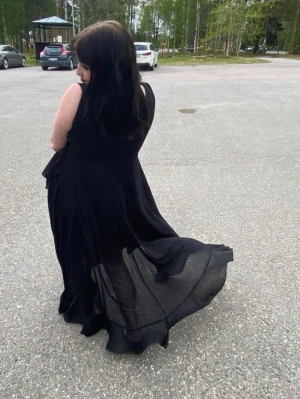 Svart balklänning - Svart extravagant balklänning, använd vid två tillfällen. Omsydd i axelbanden och under armhålorna, syns inte när klänningen är på. Har insydd bh/padding. Originellt 5 XL men nu kanske kring 3-4 XL. Köpt secondhand 