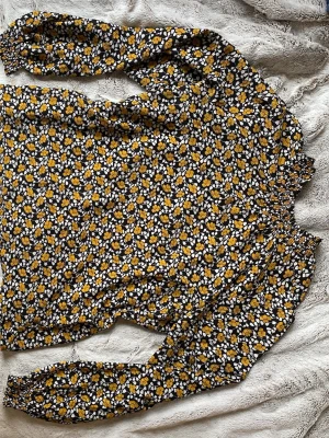 Blommig blus - Blommig blus från ONLY storlek 38/M inga skavanker