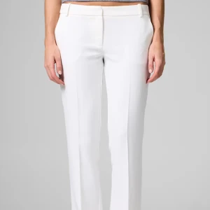 Vita kostymbyxor low waist - Säljer ett par jättesnygga vita kostymbyxor från BikBok i modell Vera strl 36 tall. Lite smutsiga längst ner då dom vart för långa (se bilder)  Nypris 500kr💞