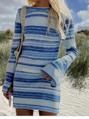 Stickad klänning - Superfin stickad klänning med blå och vita ränder. Modellen är kort med långa ärmar och lätt utsvängda ärmslut. Perfekt för en avslappnad och trendig look på stranden eller i stan. Passar bra som XS/S 