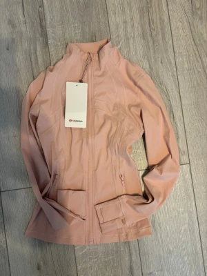 Lululemon define jacket - Helt ny träningskofta som inte kommer till användning. Strl 2 men passar mer som strl 4 (xs) ❤️