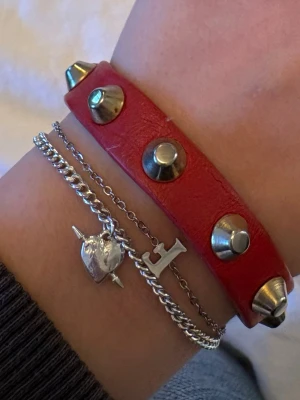 Sophie by Sophie armband  - Såå fina armband från SOPHIE by SOPHIE. Den guldiga färgen har lossnat lite från nitarna. Där av priset. Nypris ca 1250kr💕