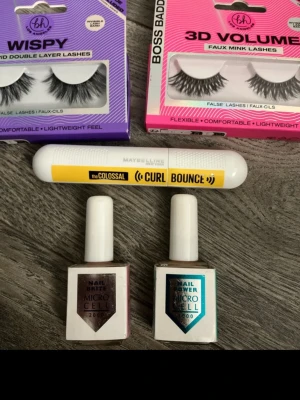 Maybelline The Colossal Curl Bounce Mascara - Maybelline The Colossal Curl Bounce Mascara i vit och gul tub. Ger volym och böjda fransar med en lätt formula. Perfekt för dig som vill ha dramatiska och definierade ögonfransar. Snygg och modern design som är enkel att använda.
