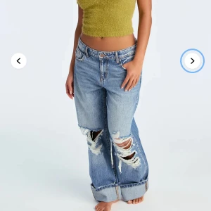 Blå low waist baggy ripped jeans - Säljer dessa jeansen from FashionNova som aldrig är använda, har prislappen kvar. Köptes för 439kr + frakt + tull. Ser ut som på bilderna och kan skicka egna om det behövs, passar dock inte på mig.