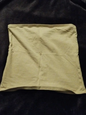 Beige tubtopp från H&M Divided - Snygg beige tubtopp från H&M Divided i mjuk bomull. Passar till de mesta kläderna 