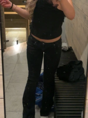 Svarta bootcut jeans - Vet ej vart dom är ifrån, tror Kappahl dom är lite urtvättade så inte super svarta längre men hör av er för fler bilder💞