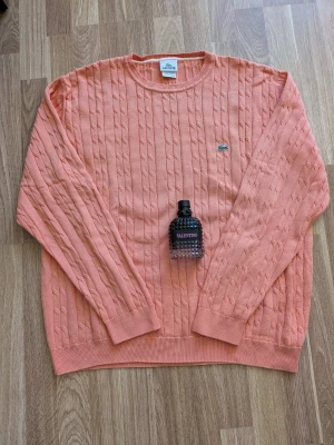 stickad Lacoste tröja - Skick, 7/10 bra men har några fläckar (se sista bilden)