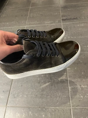 Gråa lanvin skor - Fint skick! Storlek uk 5 motsvarar 39/40. Endast skorna medföljer. Självklart äkta. Snabb affär=bättre pris!