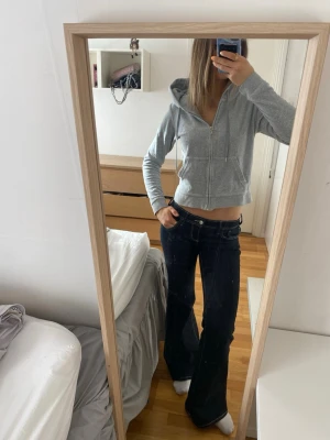 Juicy couture jacka  - Säljer en grå juicy coutur jacka i storlek S.💕