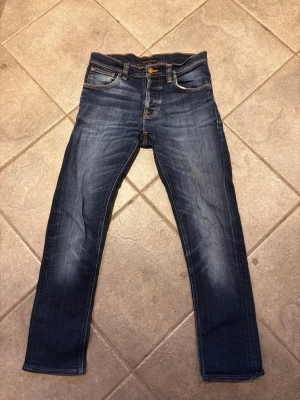 Mörkblå jeans från Nudie Jeans - Tja, säljer nu ett par nudie jeans då det blivit alldeles för små, gott skick. Tveka inte på att höra av dig om det finns frågor. Stolek W29 L34. Pris går absolut att förhandla.