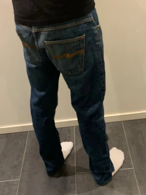 Nudie Jeans Tapered Straight fit - Säljer dessa skit snygga nudie jeans i perfekt passform, straight tapered fit, storlek W30 L34 men sitter ändå så grymt. Skriv gärna vid intresse!