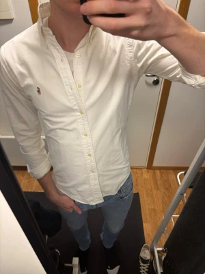 Vit Ralph Lauren Skjorta - Stilig RalphLauren skjorta, knappt använd Storlek: S, slim fit Använd 2 gånger Skick 9/10, inga defekter Pris kan diskuteras! Skriv vid funderingar!