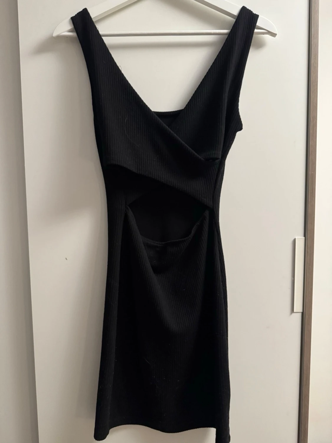 Svart ribbad ärmlös klänning - 1