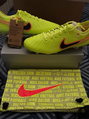 Nike Tiempo Elite - Säljer dessa Nike tiempo elite då de var köpta för små. Storlek 42,5. Aldrig använda helt nya medföljer allting.