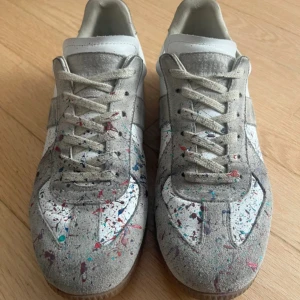 Maison Margiela  - Säljer ett par galet feta gats i storlek 40. Dem passar perfekt nu till sommaren och för någon som vill ha pricken över i:et på sina fötter. Är lite osäker på äktheten då jag köpte dem begagnat därav priset. Har bara skorna tyvärr. 