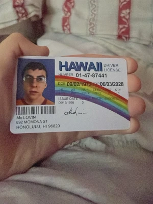 Hawaii körkort med regnbåge - Säljer ett Hawaii körkort med regnbågsdesign och tydlig text. Kortet har en färgglad regnbåge över framsidan och klassisk layout med foto, namn och adress. Perfekt som rekvisita eller samlarobjekt.