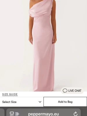 Ljusrosa oneshoulder långklänning - Säljer ljusrosa långklänning från Peppermayo med oneshoulder-design. Klänningen är helt ny med lapp på och är aldrig använd. Är i storlek 38, M men skulle säga passa en S också. Ny pris är 1900kr med frakt och tull, säljer för 1100