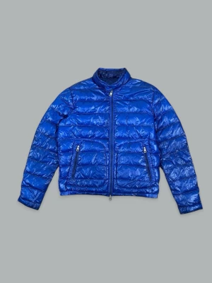 Blå Moncler Acorus Jacka - • The garment has been gently used and is in very good condition  • Size: Large (3) (fits smaller)  • Color: Blue  • Retail price: 10.000+ SEK  The model is 175cm tall & 79kg (picture 2) and the garment is slightly too small