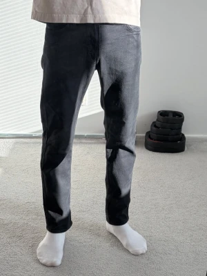 Svarta raka/slim jeans - Säljer ett par svarta raka/slim fit jeans från H&M.        Storleken är 164 cm (är själv 175cm).                             Mått finns på sista bilden annars vid behov.   