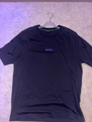 Hugo boss - Säljer nu min Hugo boss T-shirt då den aldrig används på grund utav att de är en oversize T-shirt och jag känner mig inte riktigt bekväm i själv storleken så den har aldrig används så den är helt ny  skriv för mer info eller bilder!