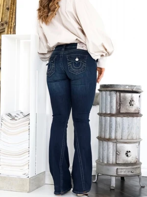 True Religion Jeans - Säljer mina jättesnygga True religion Jeans i modellen ”Joey”, de är lågmidjade bootcut. Säljer dom då de sitter lite för kort på mig i längden för min smak (jag e är 170), de saknar även ena knappen där bak på höger sida. 