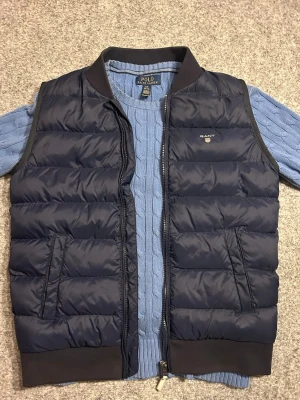 Gant väst  - En rik stilren och inprincio helt oanvänd mörkblå vöst från gant som passar perfekt nu till våren. Tveka inte på att höra av dig vid fler frågor🙌