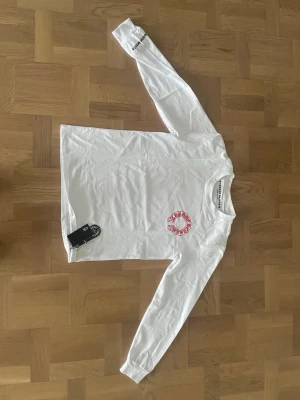 Röd tröja från chrome hearts - En vitt tröja med röda detaljer från chrome hearts, helt ny med påse och taggen kvar.
