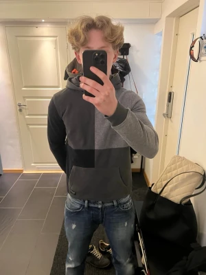 Archive hoodie - Säljer en sjukt snygg hoodie från Ambercrombie and Fitch med fin design | Storlek S, sitter som s-xs | Fint skick | Kontakta mig vid frågor🙌