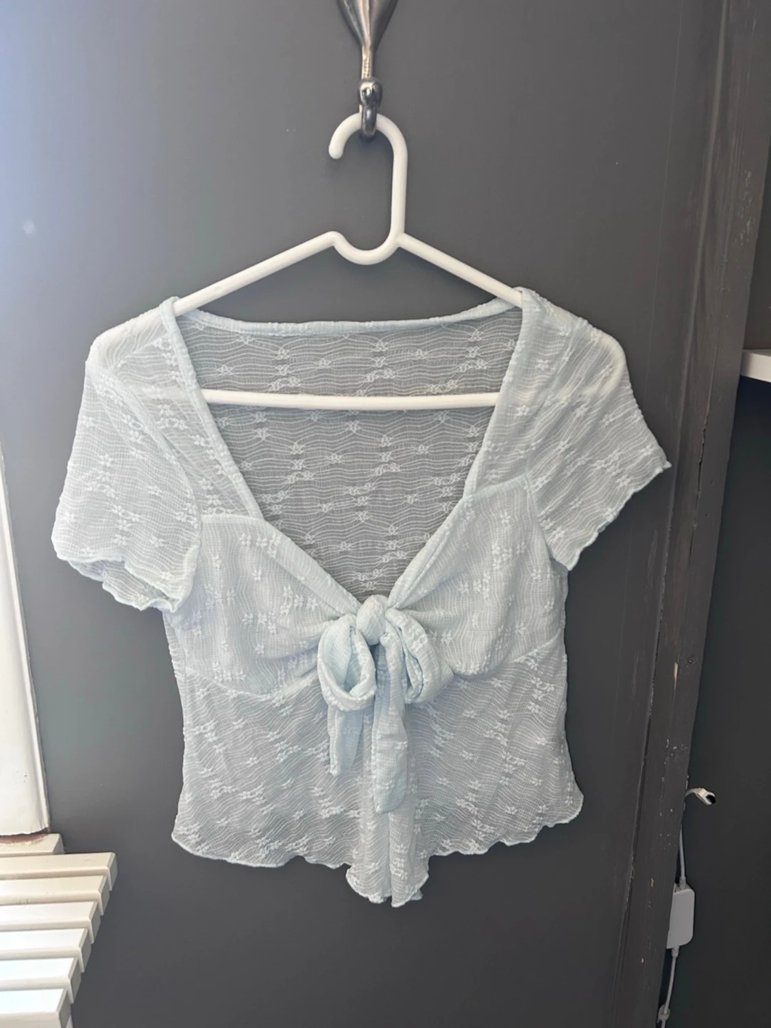 Ljusblå mesh blus med knyt framtill