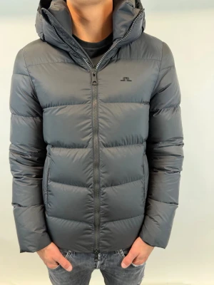 J.Lindeberg Jacka  - Hej! Säljer nu denna väldigt snygga och eftertraktade J.Lindeberg jackan! Jackan är slutsåld överallt och går inte att få tag på… jackan är perfekt nu till vintern Storlek M  Ny pris: 6000 kr Säljs för: 2299 kr