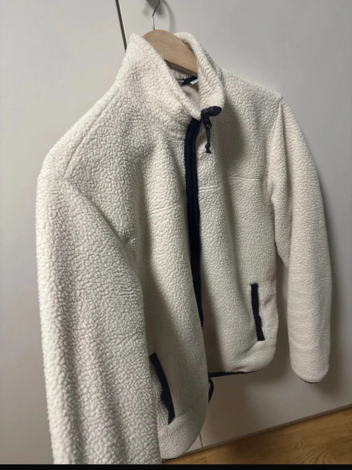 vit/beige fleecekofta med svarta drag - 1